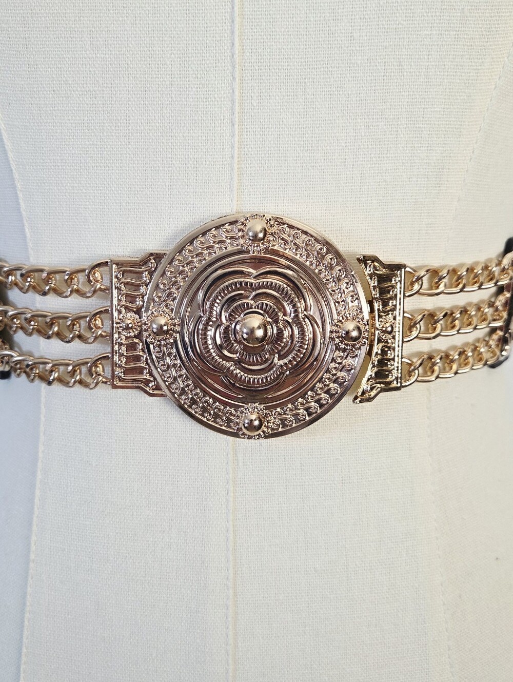 Stretchy black belt with gold buckle and chain decor - Picture 5 of 8